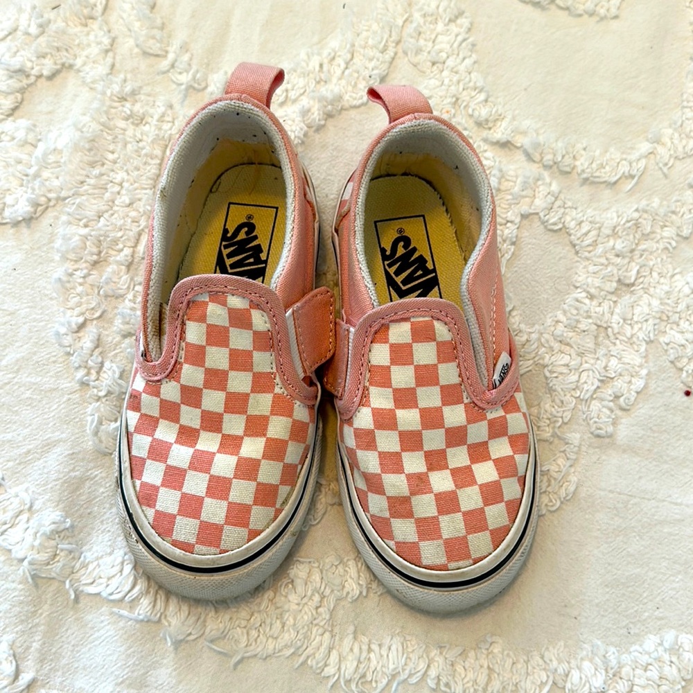 Girls slip on checked vans in pink